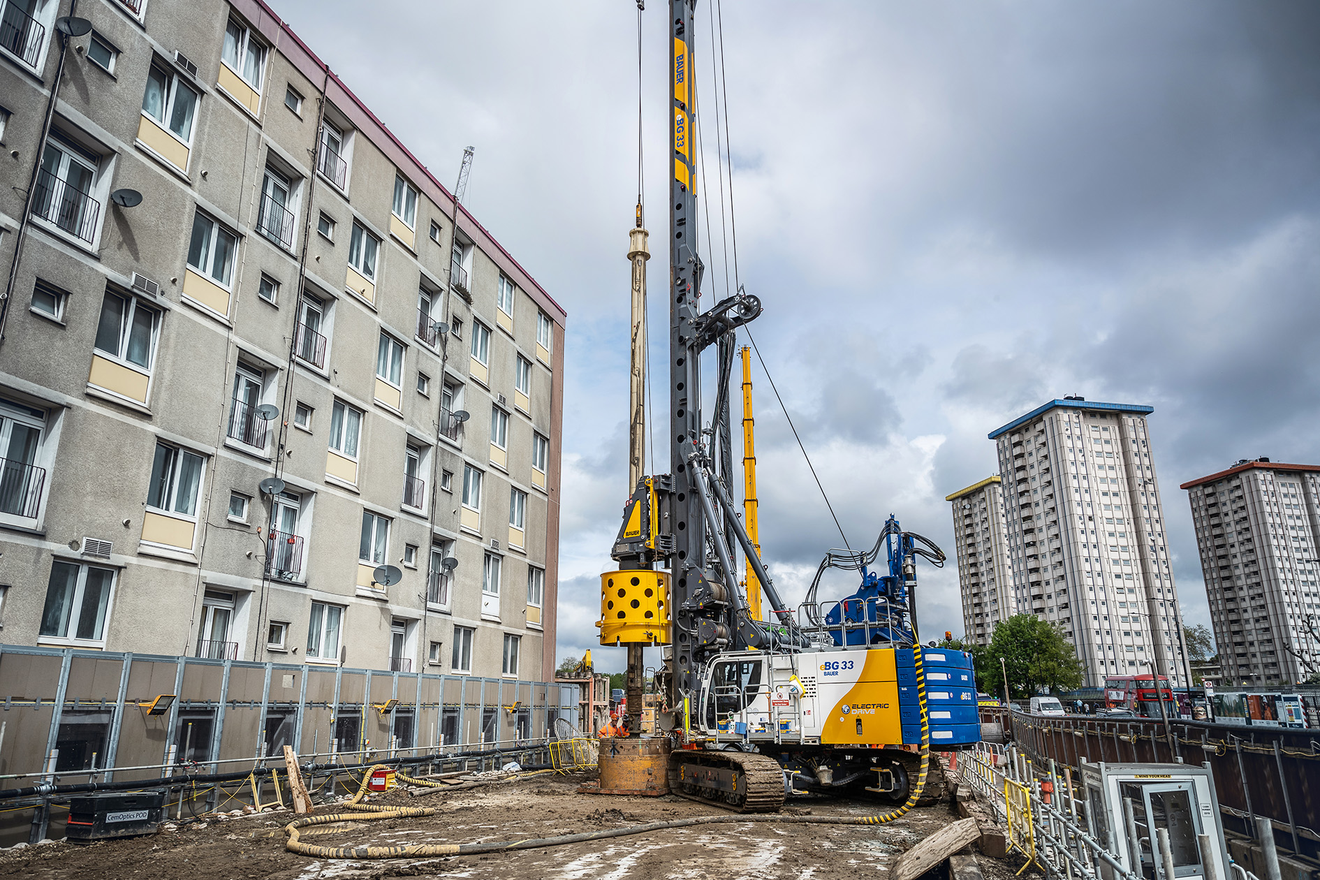 Dank der Elektro- und Hybrid-Geräte von Bauer Maschinen lassen sich die lokalen Emissionen auf Spezialtiefbau-Baustellen deutlich senken.