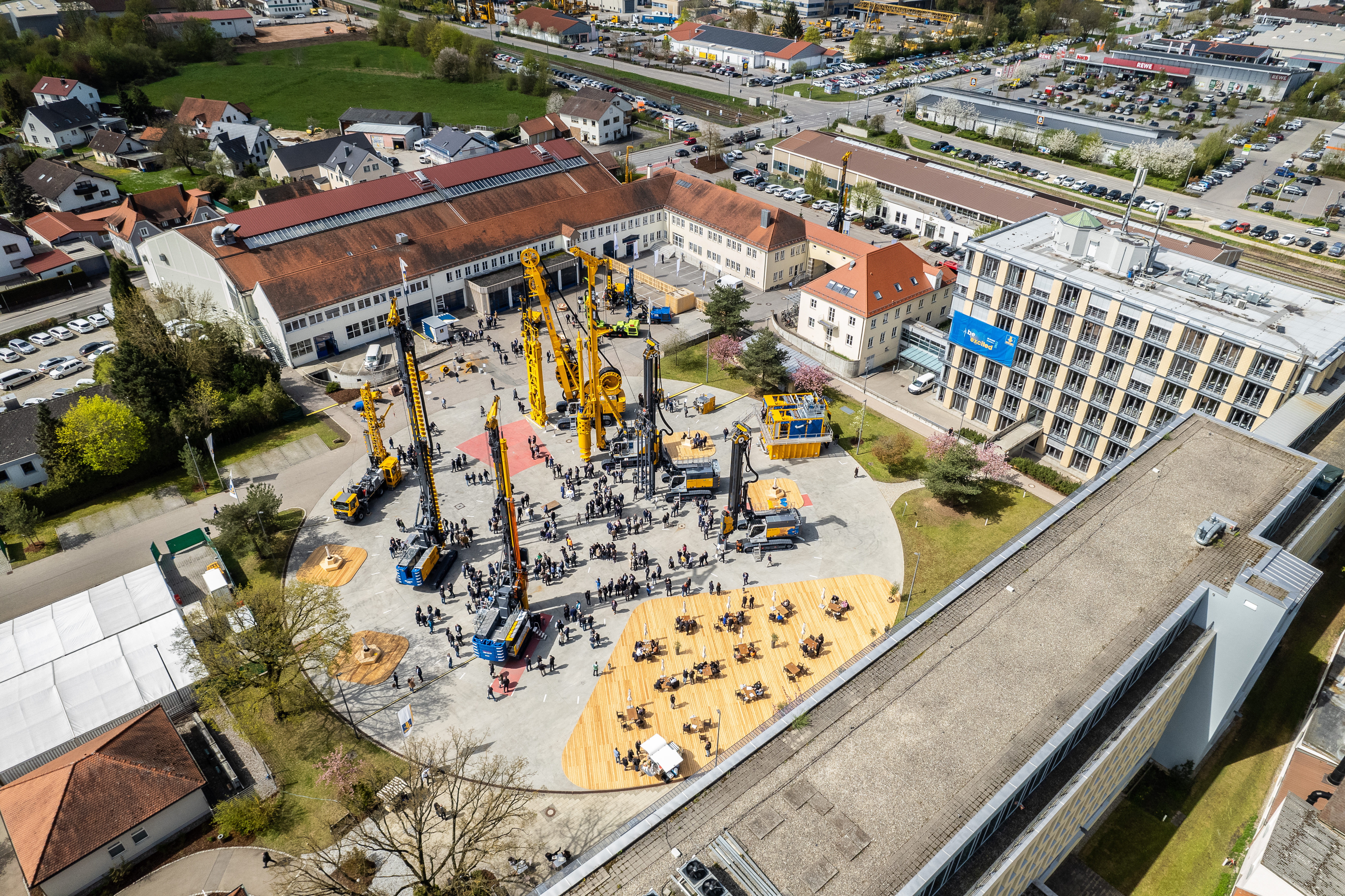 Hauptverwaltung der BAUER Maschinen GmbH in Schrobenhausen während der Hausausstellung 