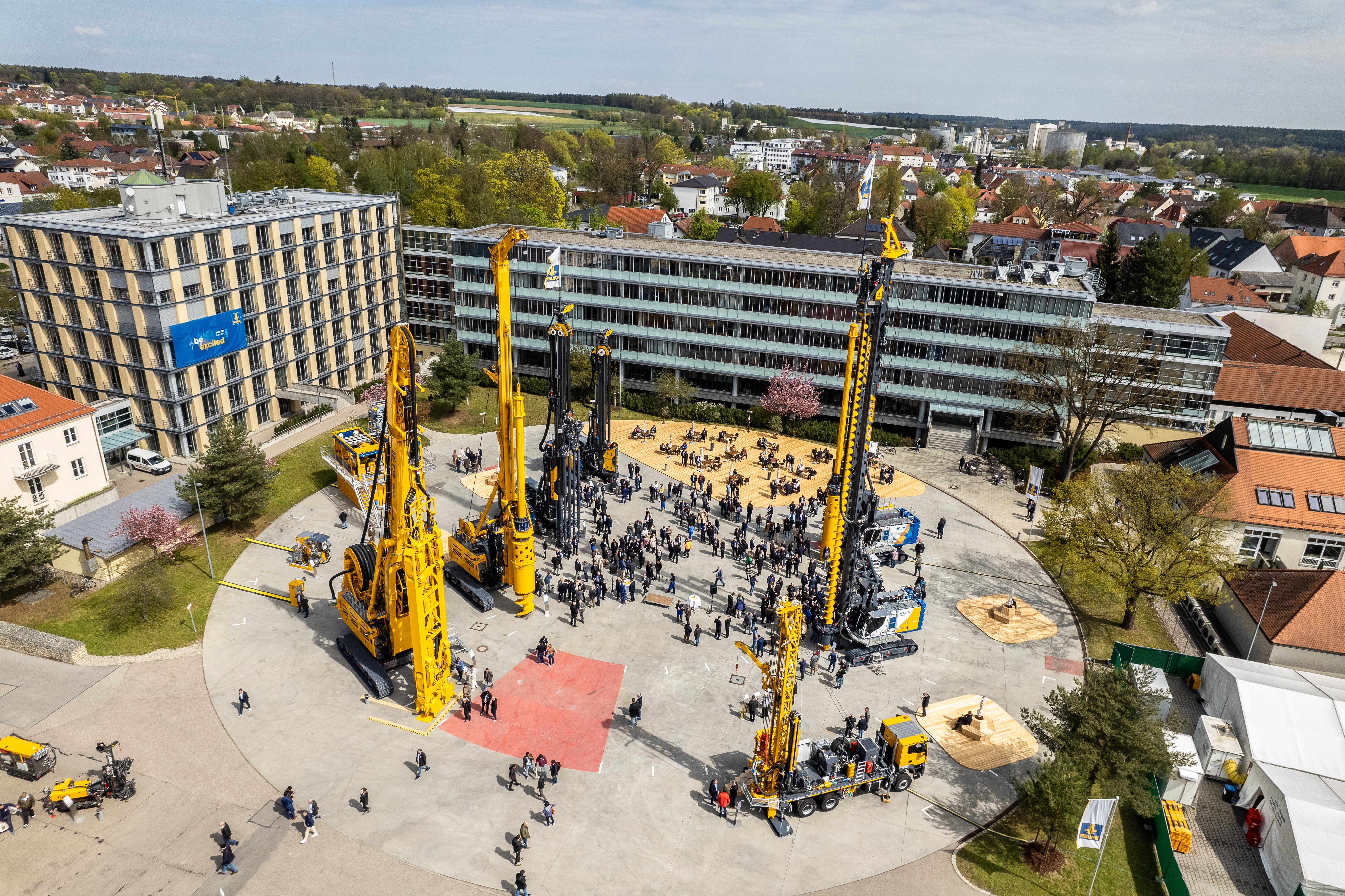 Im Bereich Medien finden Sie Pressemitteilungen, Broschüren, Fotos und Videos der BAUER Maschinen GmbH.