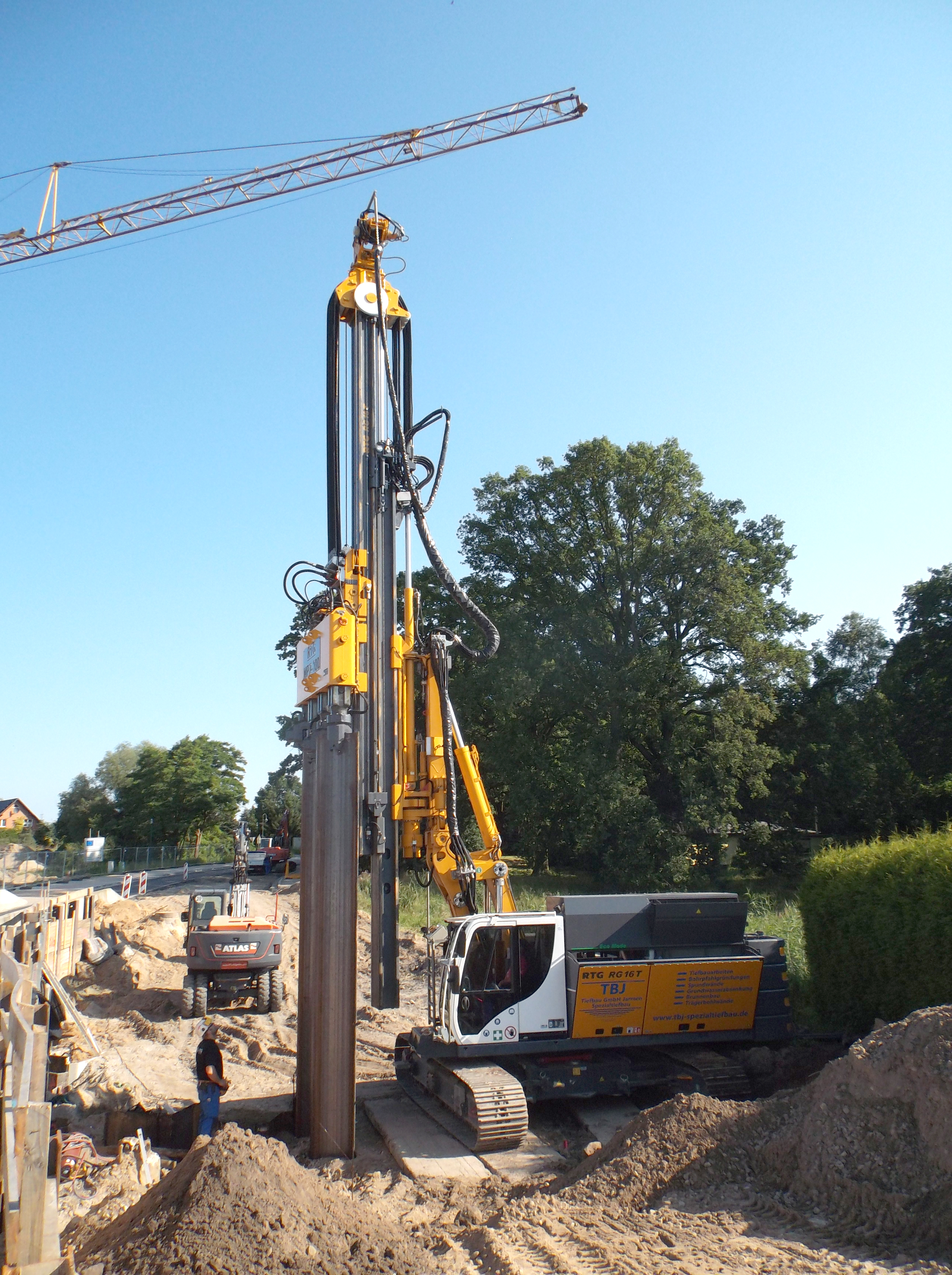 Sheet pile pressing is suitable for loose to dense gravel and sand as well as soft to firm silt and clay.