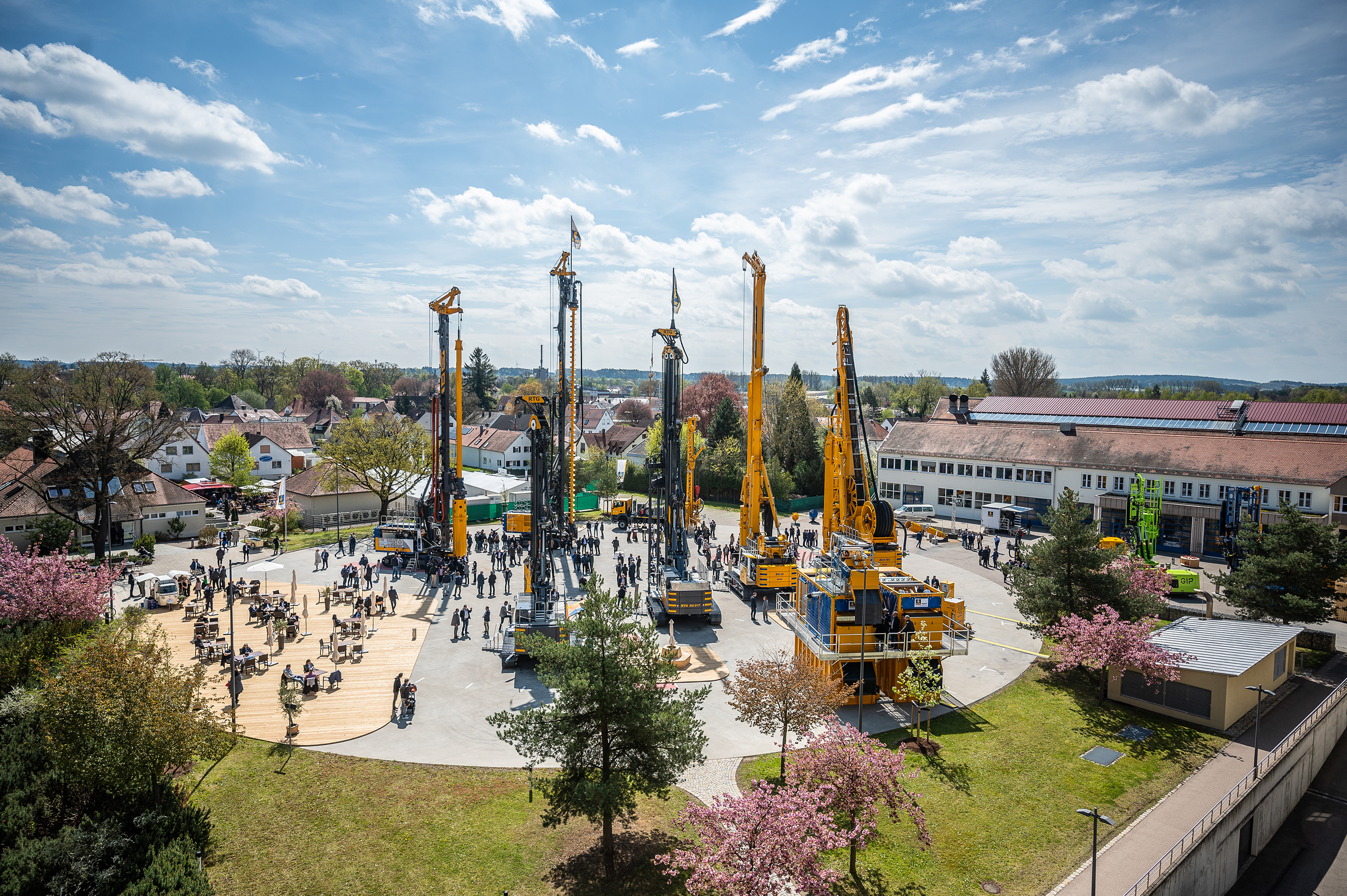 Together with its subsidiaries and branches, BAUER Maschinen GmbH supplies all equipment for specialist foundation engineering.