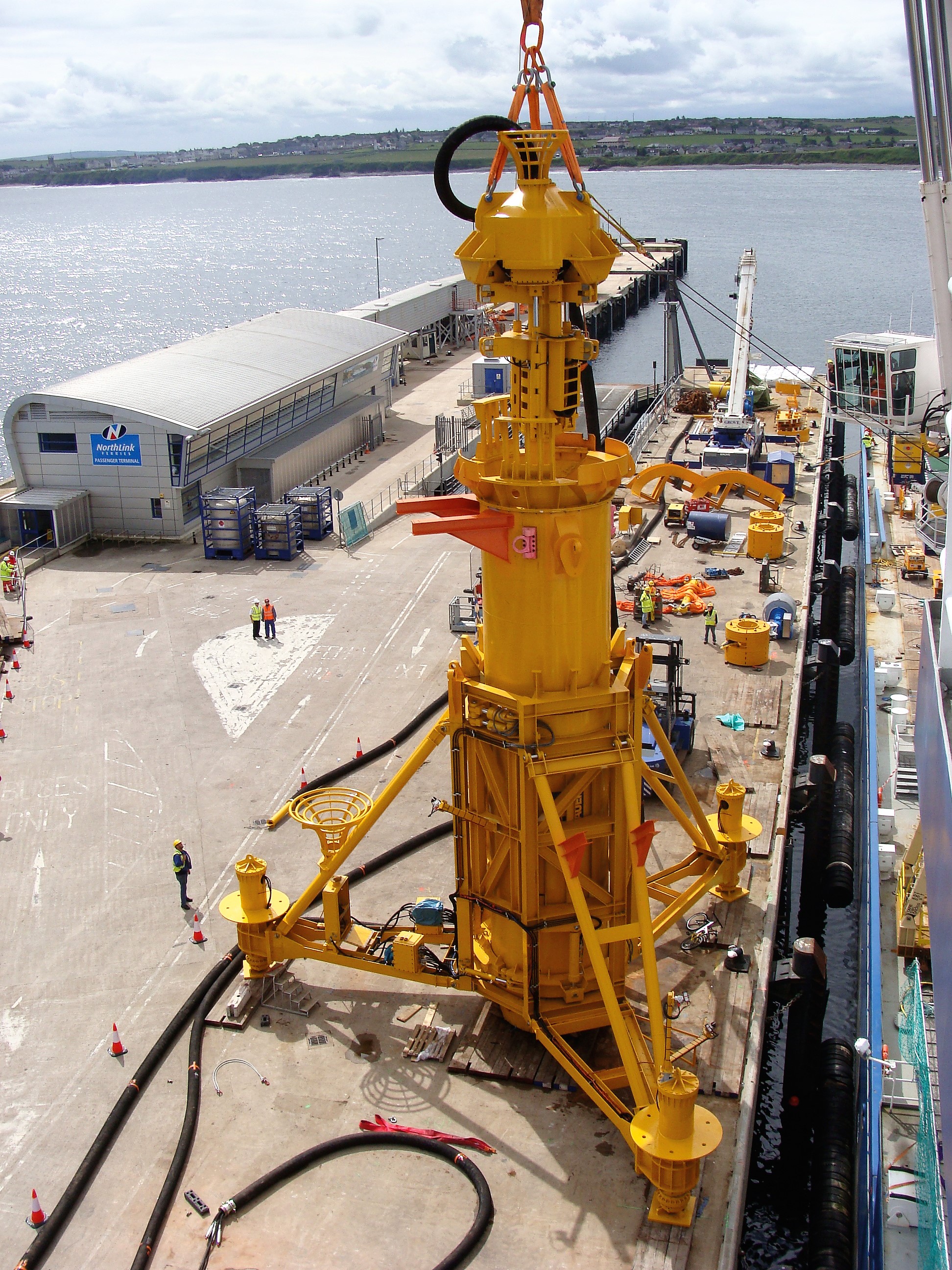 ALT-Attribut: Das Unterwasserbohrgerät BSD 3000 von Bauer wird bei Offshore-Gründungen von einem Arbeitsschiff aus auf dem Meeresboden abgesetzt und ferngesteuert betrieben.