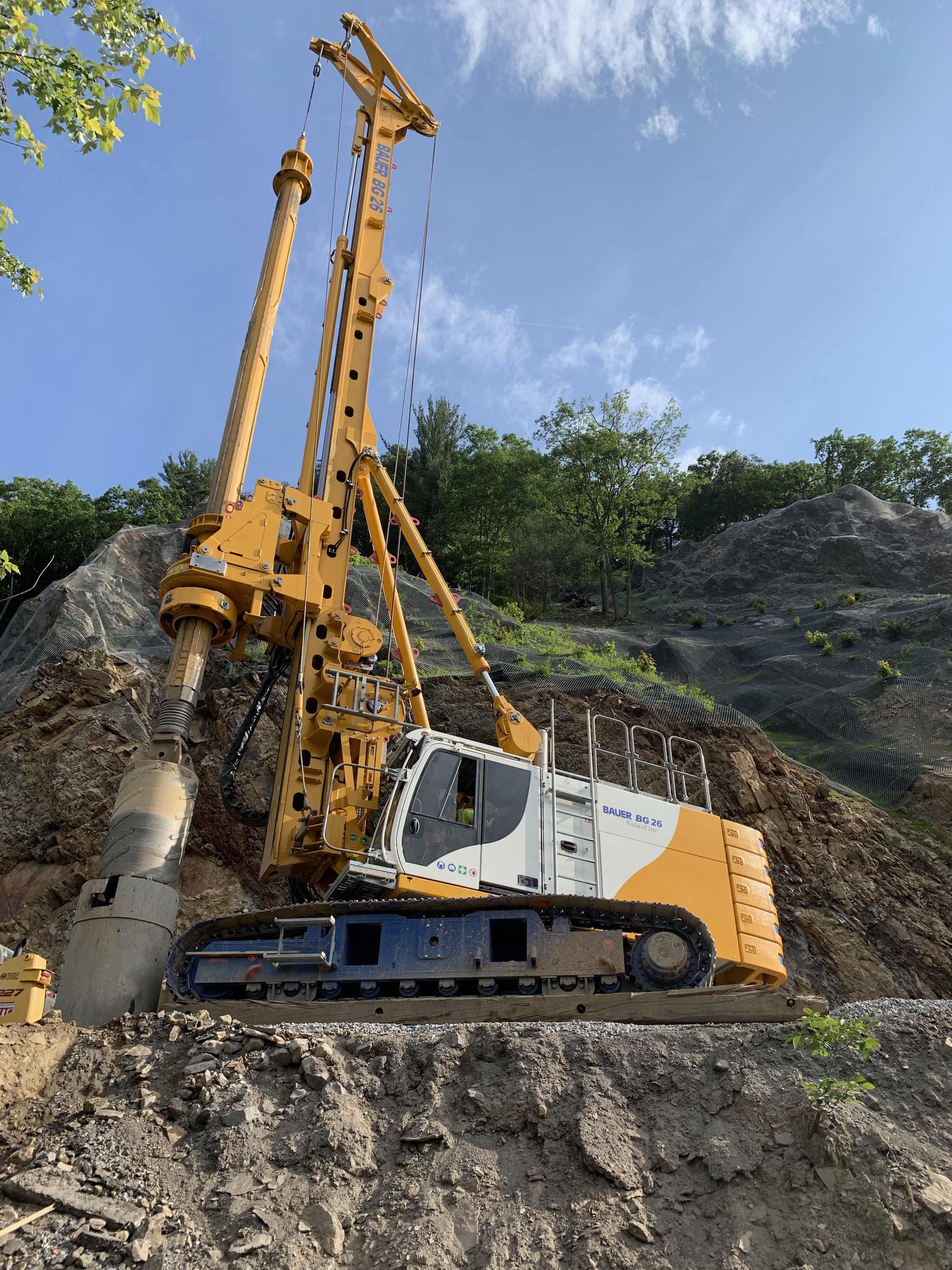 The ValueLine BAUER BG 26 drilling rig on a BT 70 base carrier is optimized for Kelly drilling 