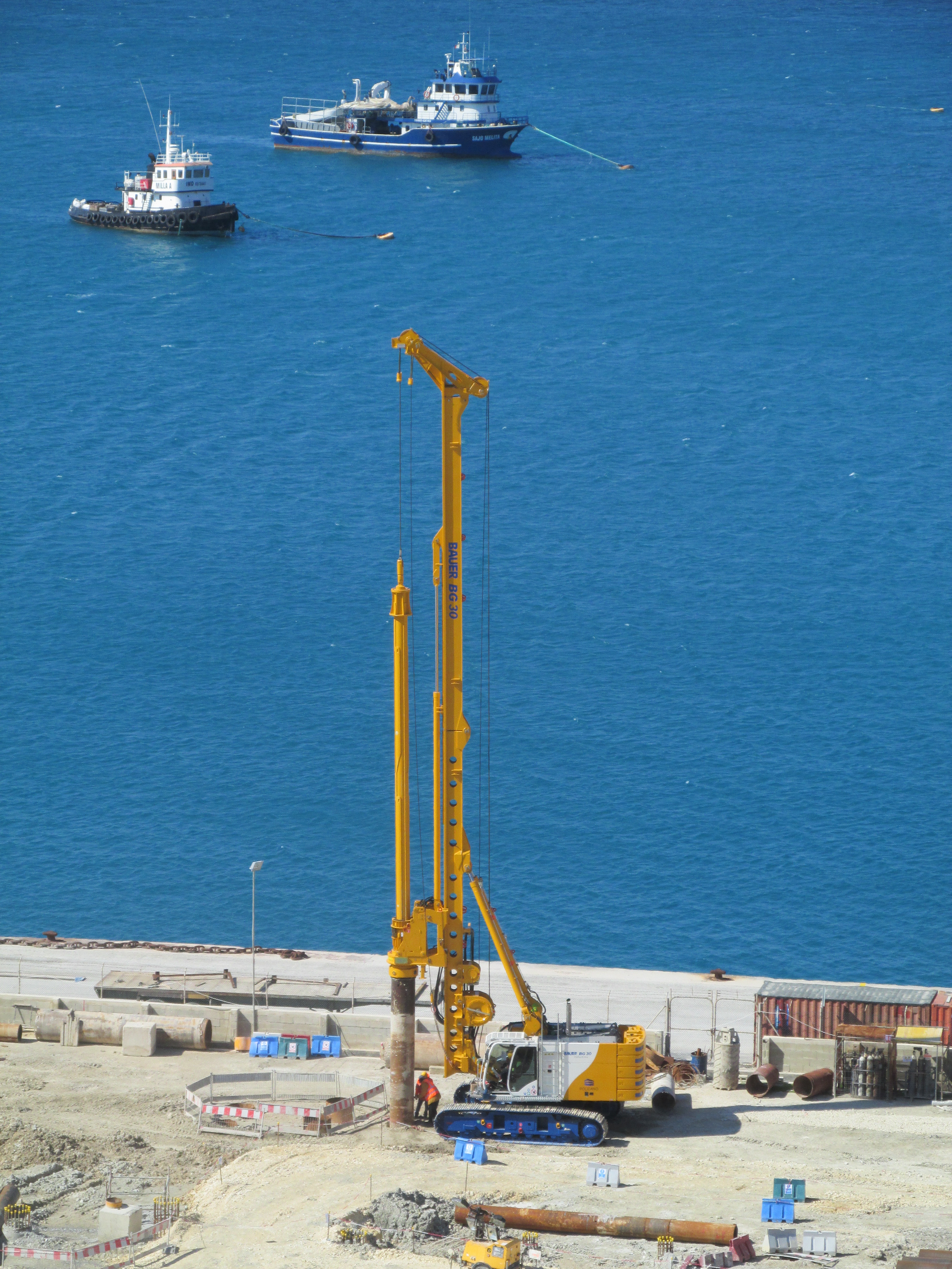 The ValueLine BAUER BG 36 drilling rig on a BT 90 base carrier is optimized for Kelly drilling. 