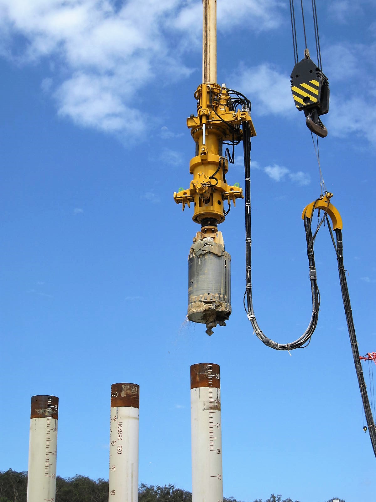 Mit dem BAUER Fly Drill lassen sich bis in 60 m Wassertiefe Offshore-Pfähle im Kellybohrverfahren herstellen.