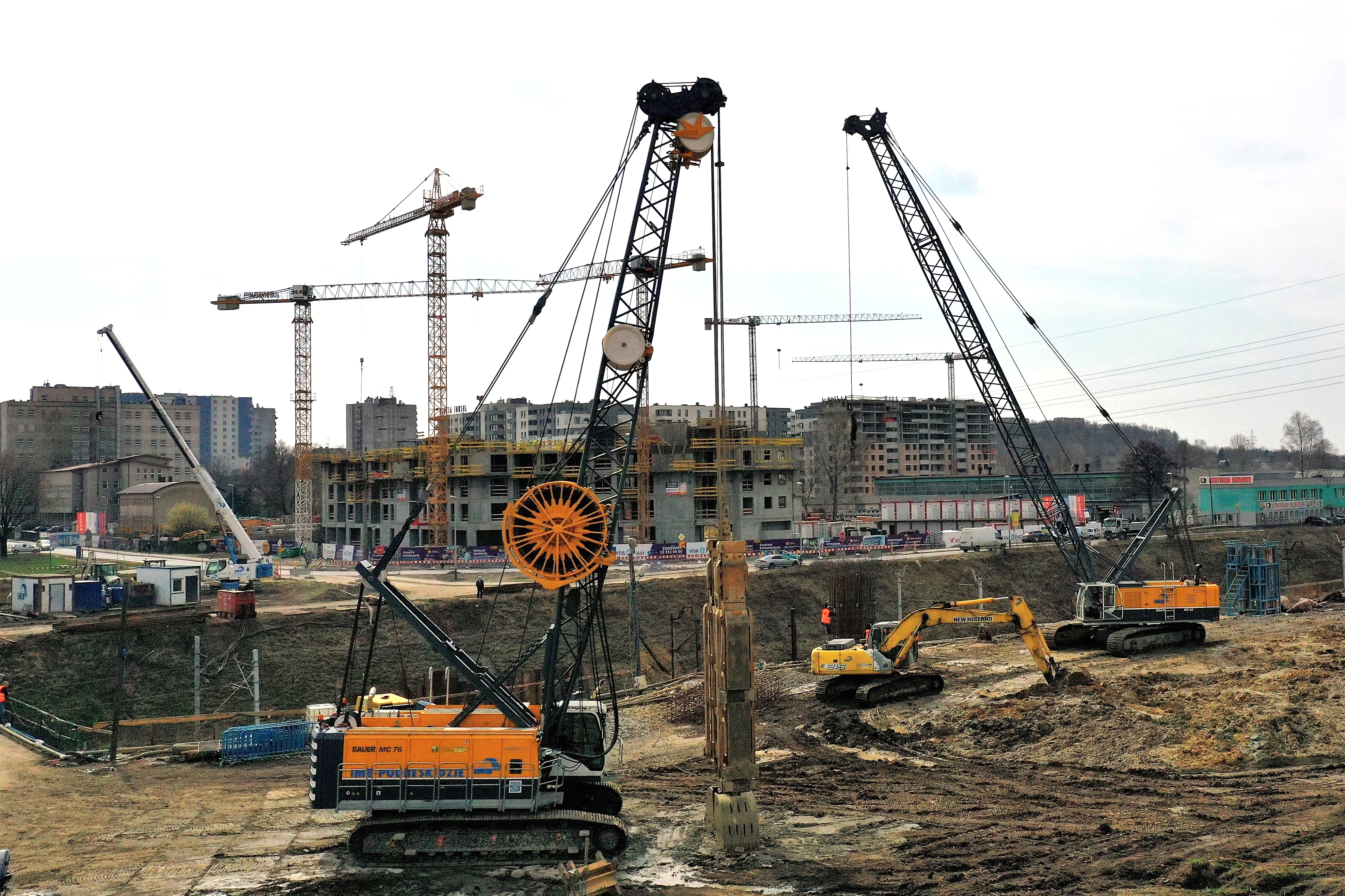 Bauer duty-cycle cranes serve as base carriers for our diaphragm wall grabs, trench cutters, leaders or for soil compaction.