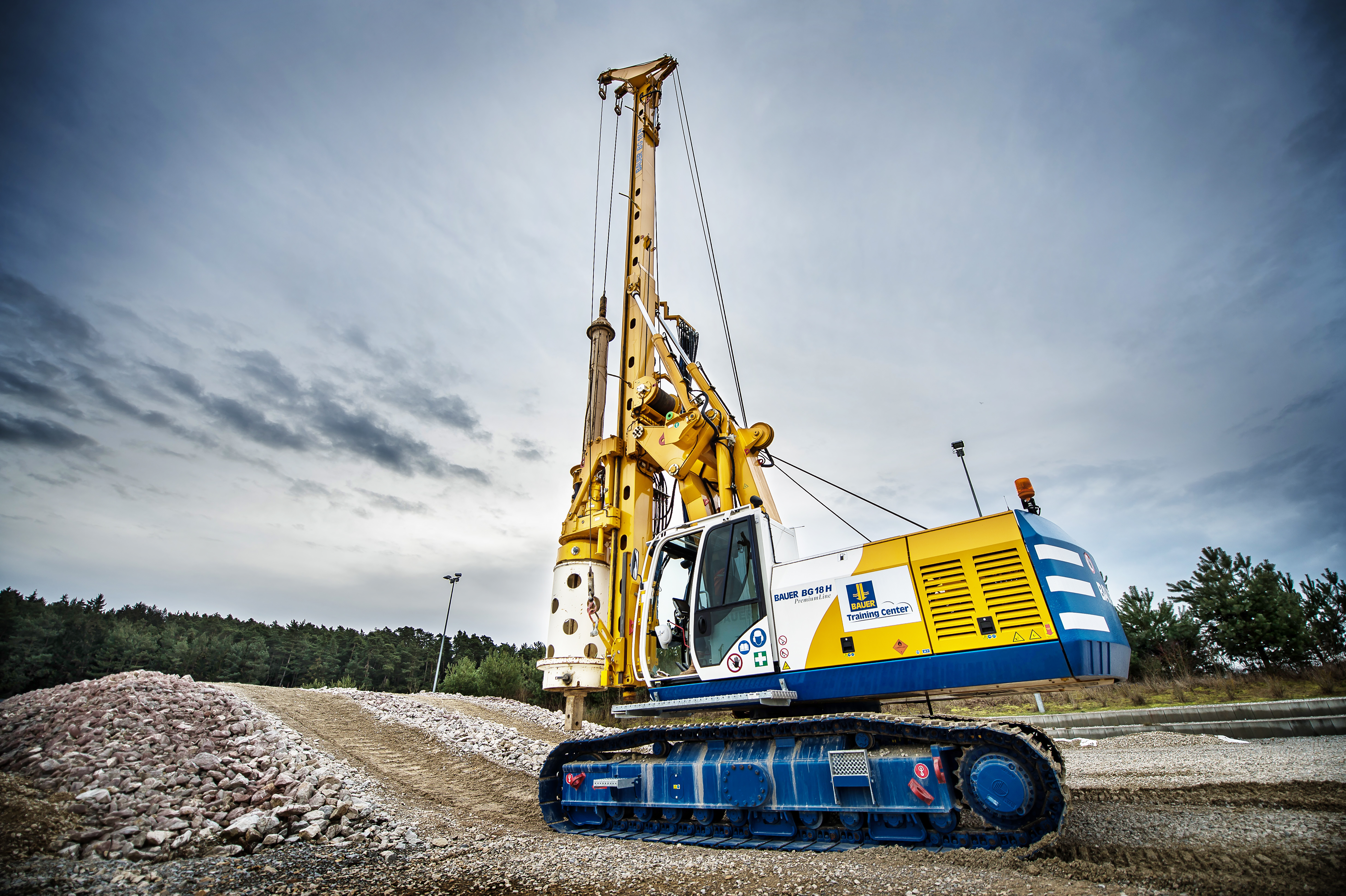 We train equipment operators in the safe handling of Bauer rotary drilling rigs, RTG piling rigs and Bauer cable excavators
