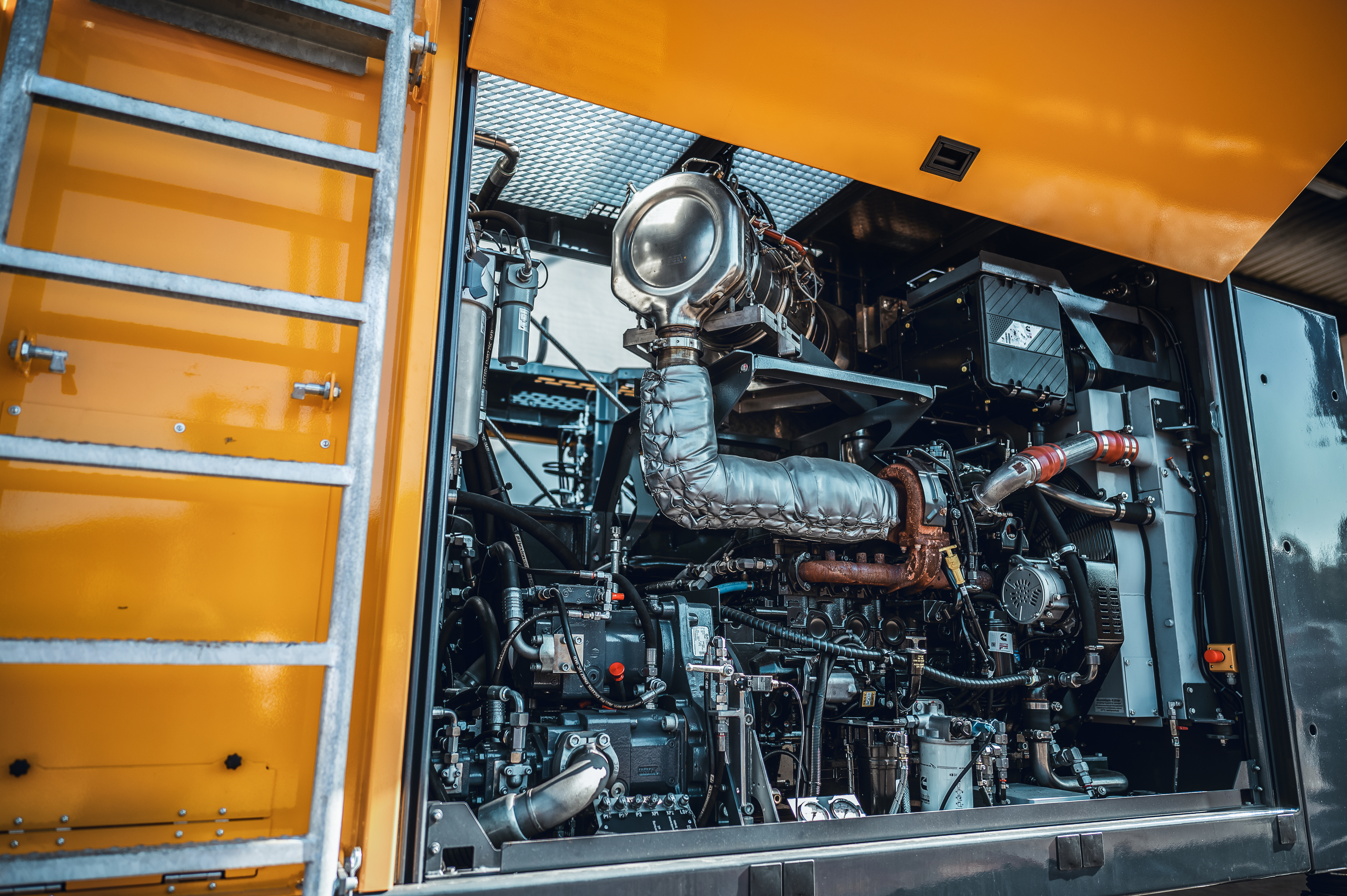 Whether basic or advanced training: In our seminars, mechanics and service personnel learn everything important about the topics of hydraulics and electrics/electronics of Bauer drilling rigs.