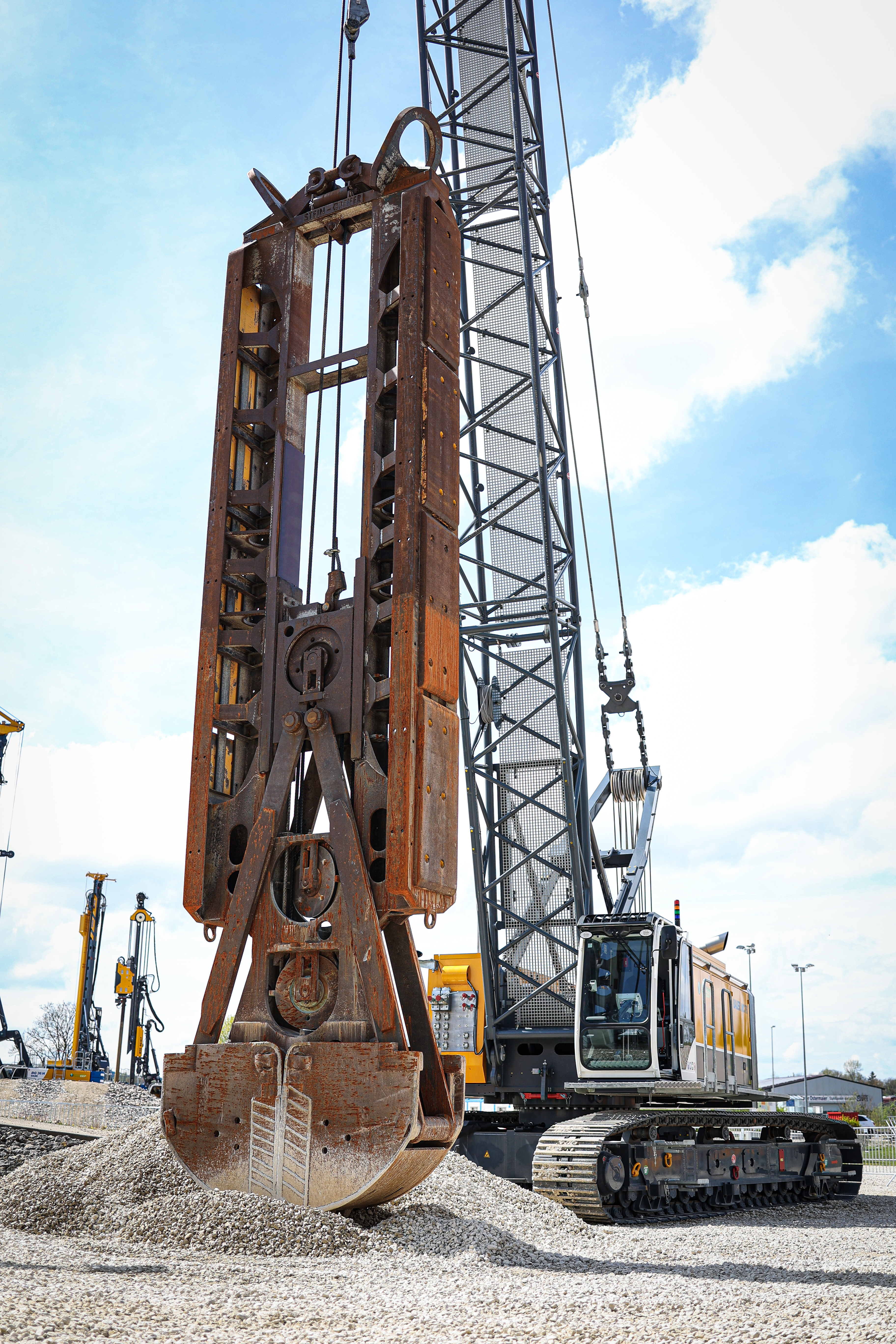 BAUER Seilbagger mit hydraulischem Greifer bei der Demonstration des innovativen Smart Grab Controls