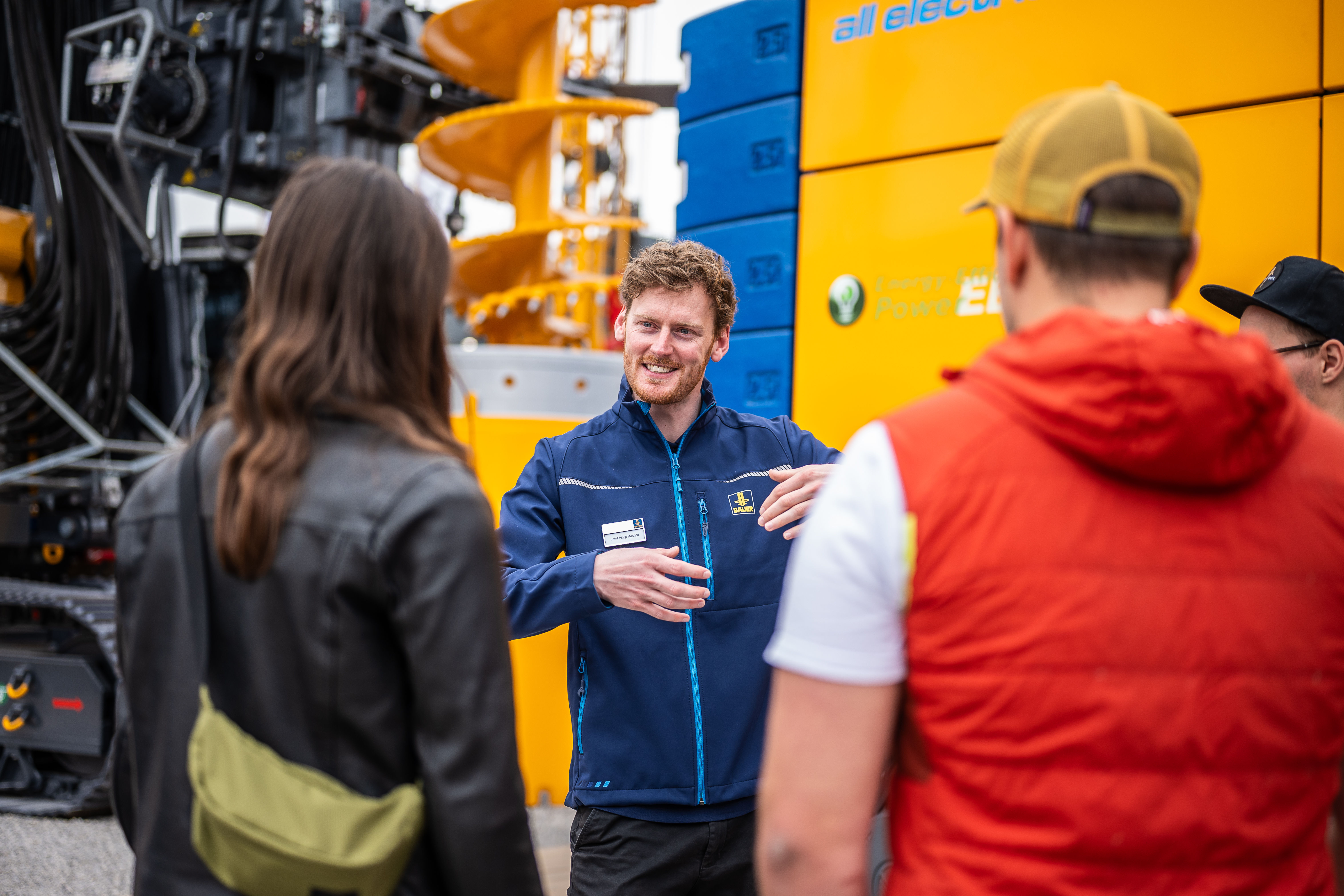 Verkaufsgespraech auf der bauma 2025