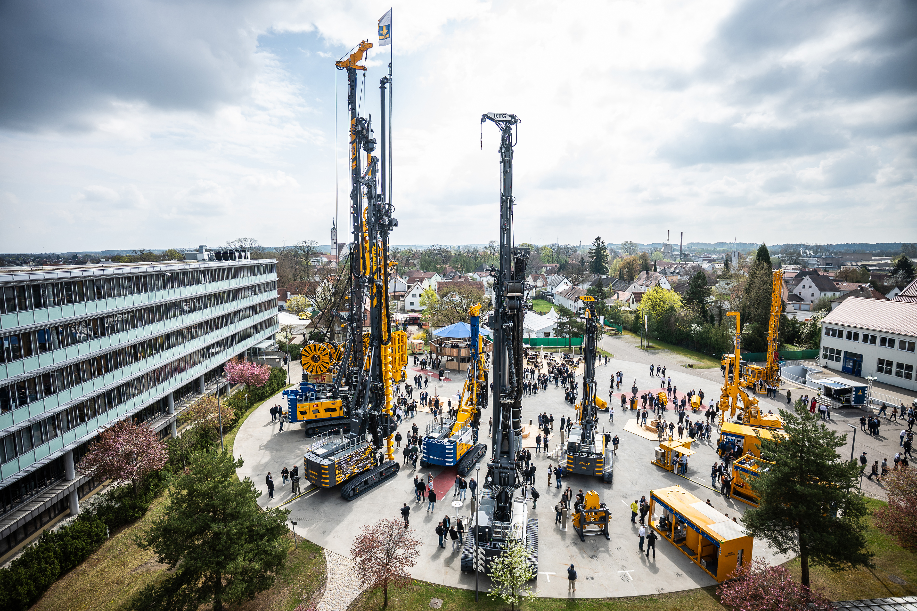 From diaphragm wall to pile driving and drilling technology: Bauer presented a wide range of machines.