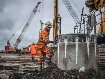 Bohrverfahren spielen im Spezialtiefbau eine wichtige Rolle – zu den gängigsten Verfahren zählen das Kellybohren, das Endlosschneckenbohren oder das Vollverdrängerbohren. 