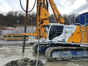 Das multifunktionelle Bauer-Drehbohrgerät BG 36 H auf einem BS 95 Trägergerät 