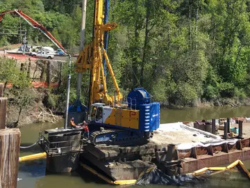 Bauer-Drehbohrgerät BG 55 auf einem BS 115 Trägergerät 