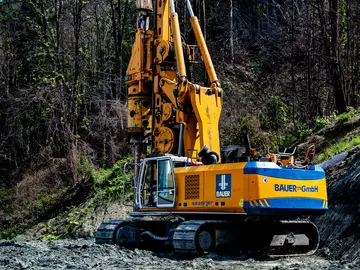 The ValueLine BAUER BG 28 drilling rig on a BT 70 base carrier is optimized for Kelly drilling. 