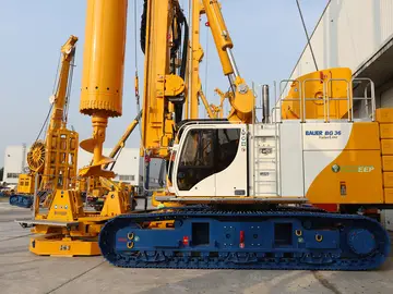 The ValueLine BAUER BG 36 drilling rig on a BT 90 base carrier is optimized for Kelly drilling. 