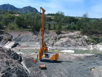 The multifunctional BG 15 H Bauer drilling rig on a BT 50 base carrier. 