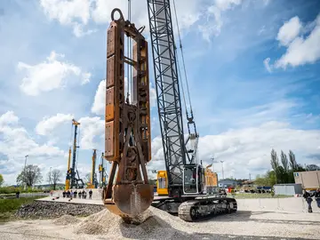 Bauer MC 76 mit hydraulischem Greifer
