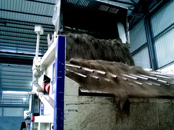 Gezielte Fraktionierung von mineralischen Bauabfällen: Hochbelastetes Material wird von weniger belastetem getrennt, sodass viele Stoffe direkt vor Ort entsorgt werden können.