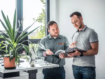 Bauer Maschinen Service Mitarbeiter im Gespräch mit Kunden