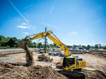 Präzision im Einsatz: Der Semi-GPS-3D-Bagger arbeitet das Planum bis auf 2 cm genau aus.