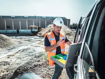 BAUER Maschinen Servicemitarbeiter auf der Baustelle