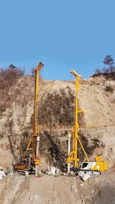 Zwei Bauer-Drehbohrgeräte BG 38 und BG 42 bei Bohrarbeiten für ein Infrastrukturprojekt im chinesischen Shiyan 