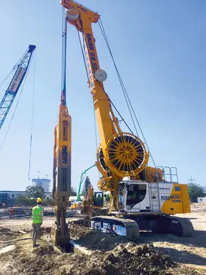 Eine BAUER GB 50 führte im türkischen Izmir Greiferarbeiten aus.