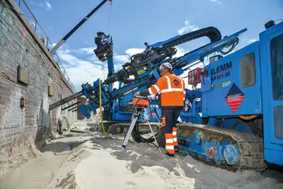 Herstellung von GEWI-Pfählen auf der Insel Sylt mit einer KLEMM KR 805-3G zur Rückverankerung einer Uferwand 