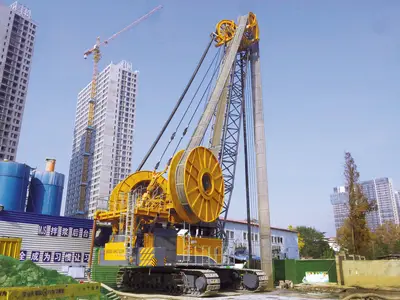 Ein BAUER MC 128 Seilbagger mit BC 50 Fräse auf einer Fräsbaustelle für ein Tunnelprojekt im chinesischen Nanjing