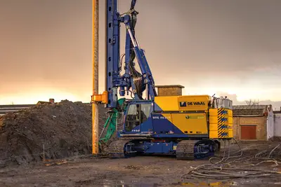 Eine RG 22 S der RTG Rammtechnik GmbH bei Cutter Soil Mixing-Arbeiten (CSM) auf einer Baustelle in Nieuwpoort, Belgien