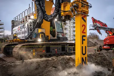 Eine RG 27 S der RTG Rammtechnik GmbH führt auf einer Kundenbaustelle in Blankenberge, Belgien, Bodenmischarbeiten im CSM-Verfahren (Cutter Soil Mixing) durch. 