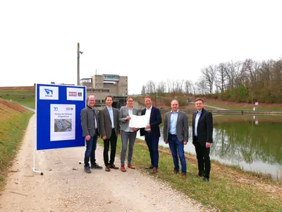 Dipl.-Ing. Mareike Bodsch, Amtsleiterin des Wasserstraßen-Neubauamts Aschaffenburg, überreichte den Arge-Vertretern die Auftragsunterlagen. 