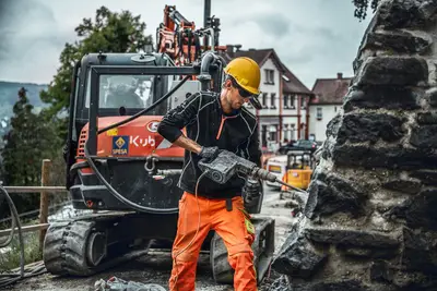 One of the most laborious tasks involved chiseling out the existing damaged wall joints over an area of 400 m².