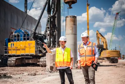 V.l.n.r.: Andreas Beier (Projektleiter und Baubevollmächtigter, Wasserstraßen-Neubauamt Aschaffen-burg) und Andreas Hertenberger (Projektleiter, BAUER Spezialtiefbau GmbH) 